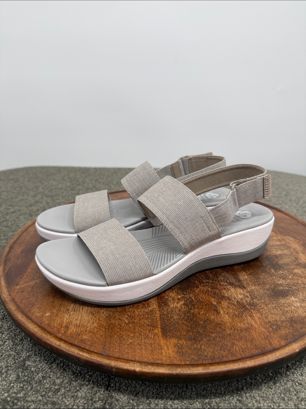 Cloudsteppers Clarks Sandal Wm 9 Arla Jacory Sand Gray Stretch 2 Strap Slingback
